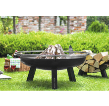 Vuurschaal op gazon met hout en picknickmand