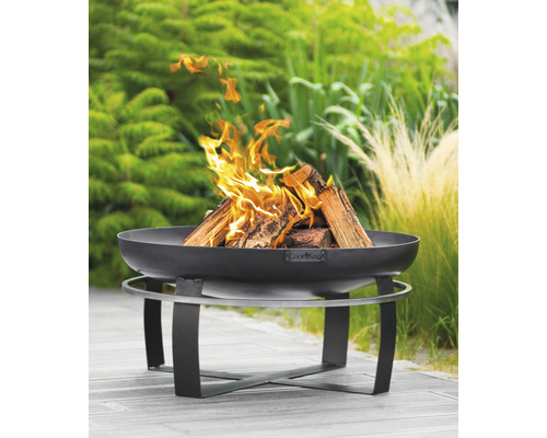 Vuurschaal met brandend hout in de tuin.