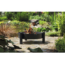 Vuurplaats met brandend hout in de tuin