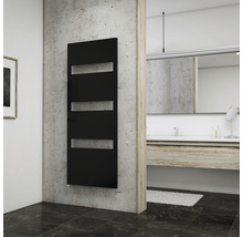 Zwarte badkamerradiator met horizontale uitsparingen aan een betonnen muur in een badkamer.