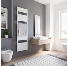 Moderne badkamer met radiator, wastafel en bidet