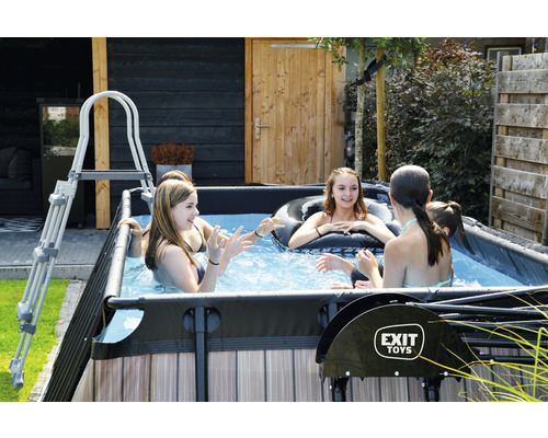 Rechthoekig zwembad met ladder en spelende personen in het water