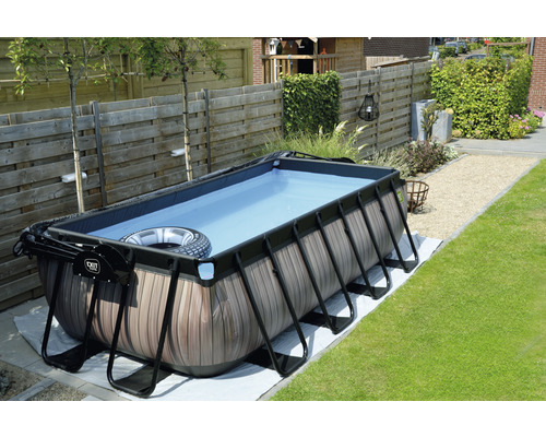 Rechthoekig frame zwembad in tuin met trap