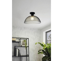 Plafondlamp met zwarte metalen kap in de kamer