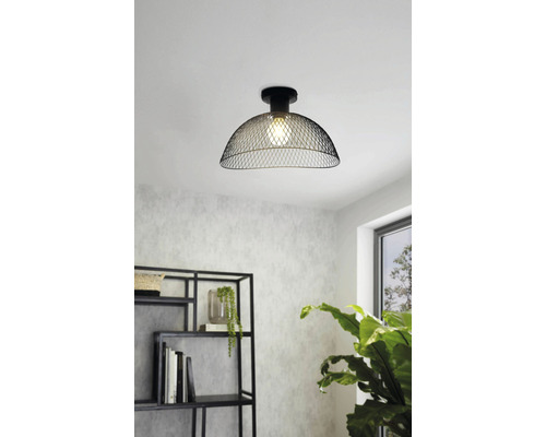 Plafondlamp met zwarte metalen kap in de kamer