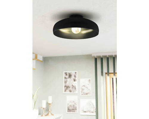 Zwarte plafondlamp gemonteerd in de kamer