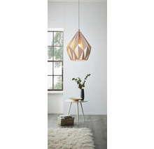 Hanglamp met geometrisch ontwerp boven een bijzettafel in een lichte kamer.