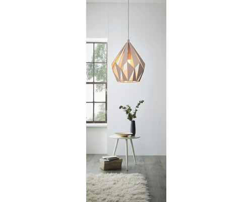 Hanglamp met geometrisch ontwerp boven een bijzettafel in een lichte kamer.