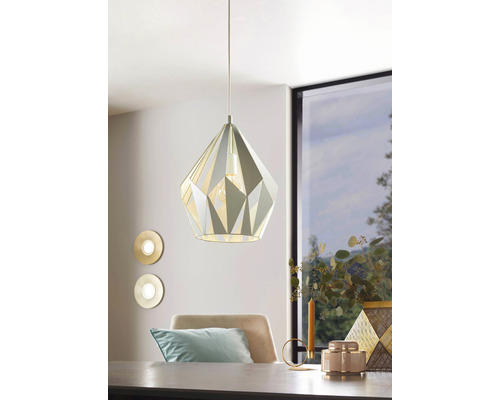 Decoratieve hanglamp met geometrisch ontwerp boven een eettafel.