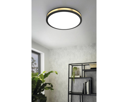 Interieurfoto van een ronde plafondlamp met decoratieve ring