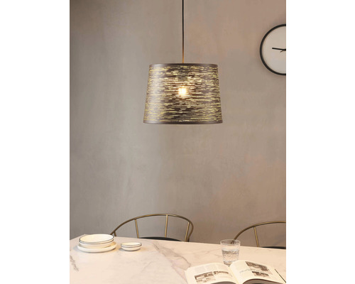 Hanglamp boven een eettafel met servies en boek