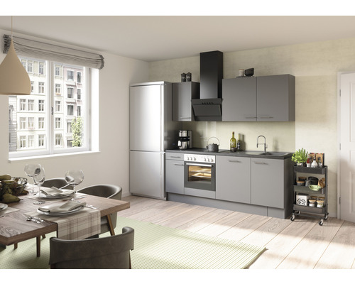 Lichte keuken met eettafel, stoelen, keukenblok, koelkast en keuken trolley