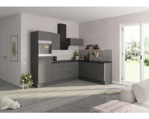 Moderne keuken met grijze kasten, zwart werkblad en afzuigkap