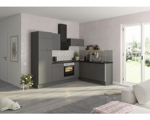 OPTIFIT Hoekkeuken met apparatuur Mats825 basaltgrijs mat 270x60 cm Grijze keuken met spoelbak, fornuis en afzuigkap in een lichte ruimte.