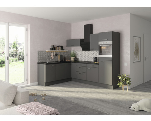Moderne keuken met grijze kasten, afzuigkap en oven in een lichte ruimte.