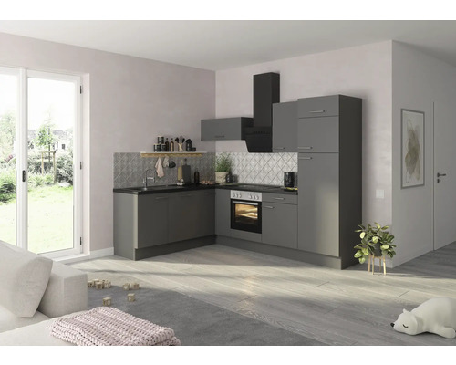 Grijze hoekkeuken met afzuigkap in een lichte ruimte