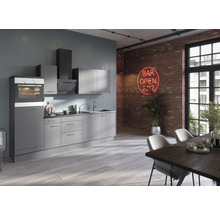 Moderne keuken met inbouwoven, afzuigkap en keukenkasten in een ruimte met een eettafel