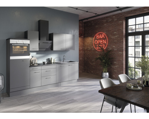 Moderne keuken met inbouwoven, afzuigkap en hangkasten voor een bakstenen muur