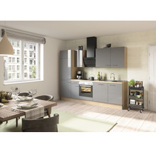 Moderne keuken met eettafel en stoelen in een lichte ruimte.