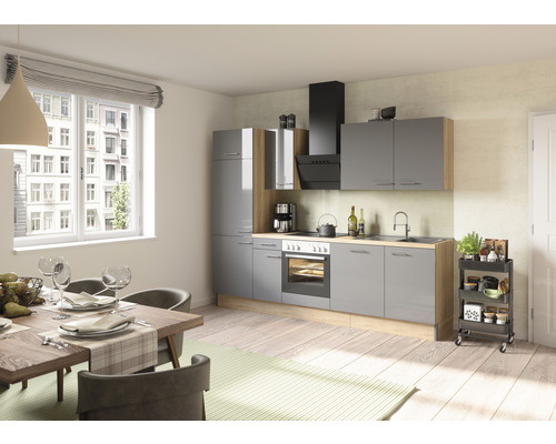 Moderne keuken met eettafel en stoelen in een lichte ruimte.