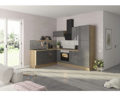 Moderne keuken met grijze kasten, houten elementen en afzuigkap in een lichte ruimte.