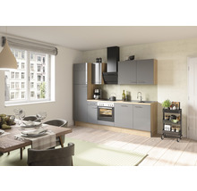 Moderne keuken met eettafel en stoelen in een lichte ruimte.