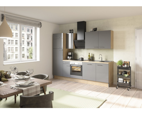 Moderne keuken met eettafel en stoelen in een lichte ruimte.