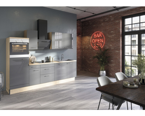 Moderne keuken met grijs kastontwerp en houten werkbladen in een heldere, ruime kamer