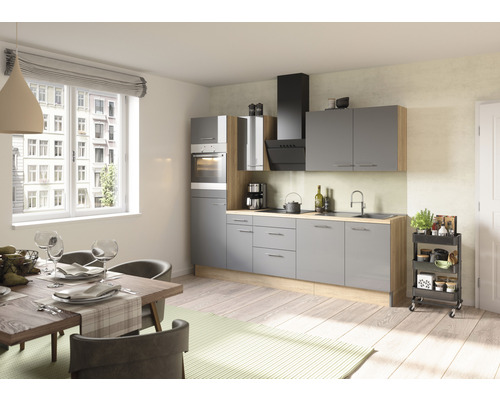 Lichte keuken met grijze kasten, houten werkblad, eettafel en stoelen