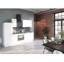Moderne keuken met witte kasten, zwarte afzuigkap en eettafel