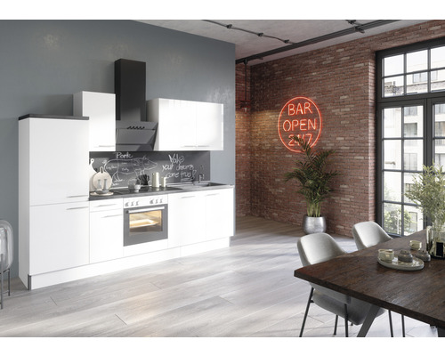 Lichte keuken met witte kasten, donker aanrechtblad en eethoek