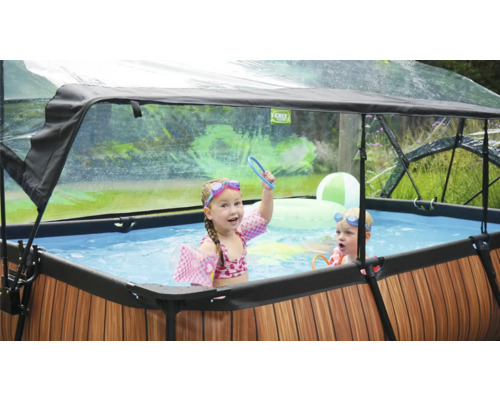 Opblaasbaar zwembad met overkapping en spelende kinderen in de tuin