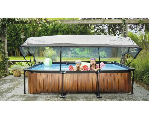 Opblaasbaar zwembad met overkapping en twee kinderen in de tuin