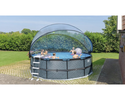 Opzetzwembad met afdekking, trap en spelende kinderen in de tuin.