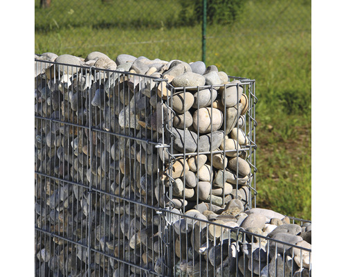 Schanskorf gevuld met stenen