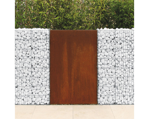 Gabionenmuur met witte stenen en roestkleurige stalen plaat in de tuin