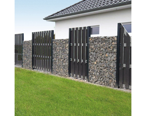 Schanskorfhek met houten palen en stenen