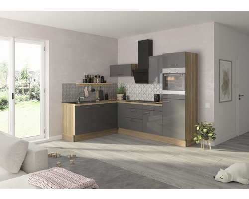 Moderne keuken met grijze kasten en houten werkbladen