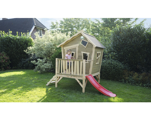 Houten speelhuis met glijbaan in de tuin