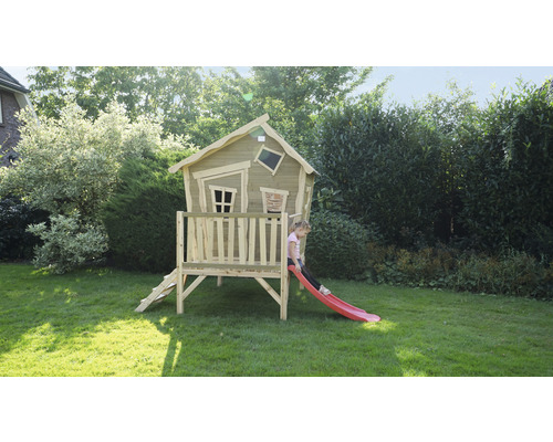 Houten speelhuis met glijbaan in de tuin met spelend kind