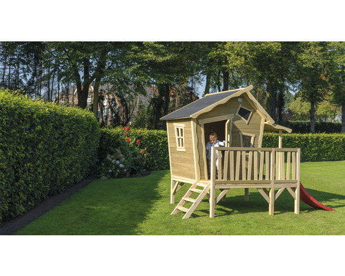 Houten speelhuis met glijbaan in de tuin