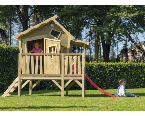 Kinderspeelhuis met glijbaan en ladder in de tuin