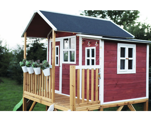 Houten speelhuis met glijbaan, veranda en ramen
