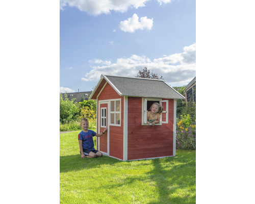 Kinderen spelen in een houten speelhuis met deur en ramen in de tuin.