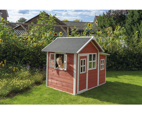 Houten speelhuis in de tuin met kind aan het raam