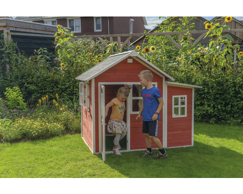 Houten speelhuis voor kinderen met twee kinderen in de tuin.