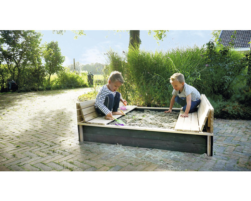 Twee kinderen spelen in een zandbak met zitgelegenheid in de tuin.