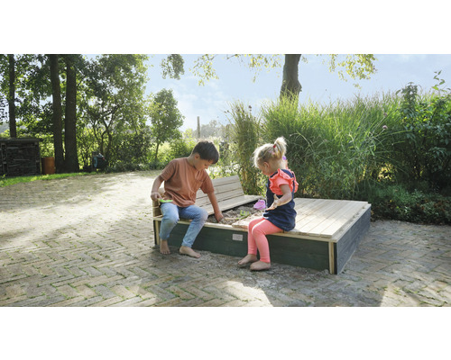 Kindersandbakscène met twee kinderen die in de tuin spelen