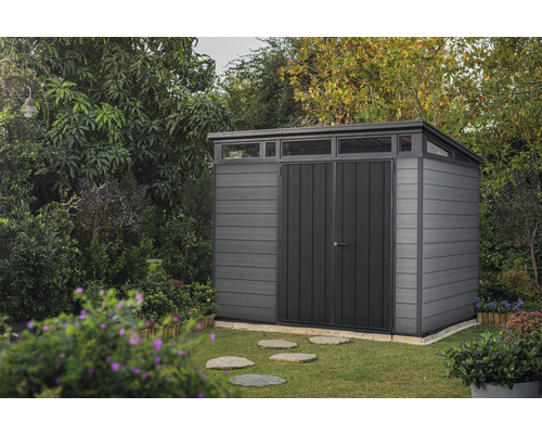 Tuinhuis in tuin met dubbele deur en bovenlicht