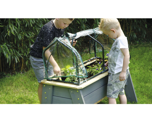 Verhoogde tuinbak met koude bak en twee kinderen in de tuin.